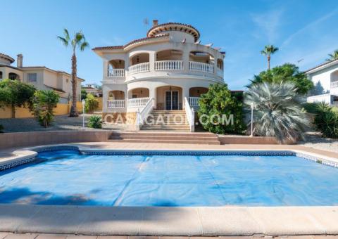 Villa with 4 bedrooms and 2 bathrooms in Algorfa, Alicante