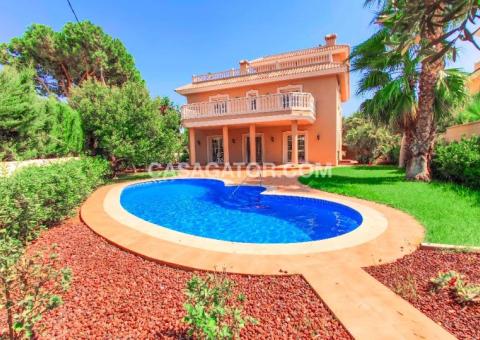 Villa with 6 bedrooms and 8 bathrooms in Orihuela Costa, Alicante