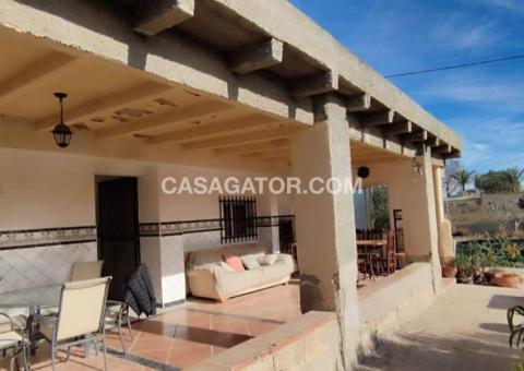 Finca with 4 bedrooms and 1 bathrooms in Elche, Alicante