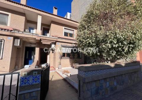 Townhouse with 4 bedrooms and 2 bathrooms in Jacarilla, Alicante