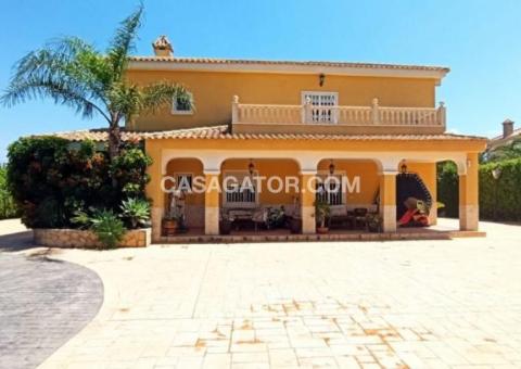 Finca with 5 bedrooms and 4 bathrooms in Elche, Alicante