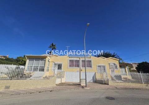 Villa with 4 bedrooms and 2 bathrooms in La Marina, Alicante