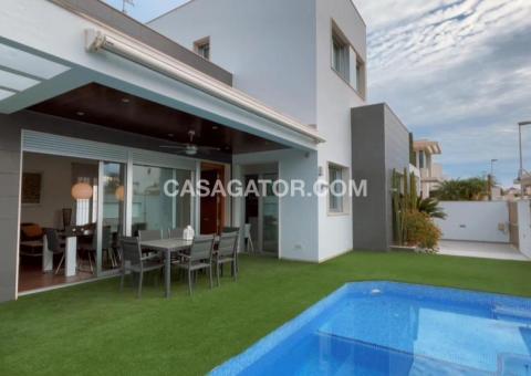 Villa with 3 bedrooms and 2 bathrooms in Torre de la Horadada, Alicante