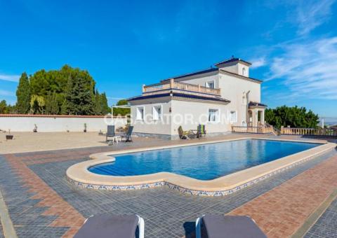 Villa with 4 bedrooms and 4 bathrooms in Almoradí, Alicante