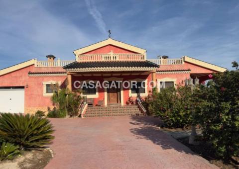 Villa with 4 bedrooms and 3 bathrooms in Orihuela, Alicante