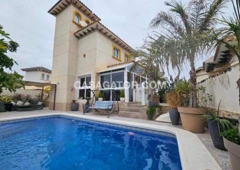 Villa with 4 bedrooms and 3 bathrooms in Orihuela Costa, Alicante