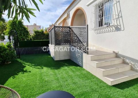 Bungalow with 2 bedrooms and 2 bathrooms in Torrevieja, Alicante