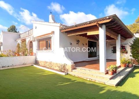 Villa with 5 bedrooms and 2 bathrooms in Orihuela Costa, Alicante