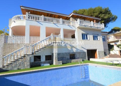 Villa with 10 bedrooms and 8 bathrooms in Orihuela Costa, Alicante