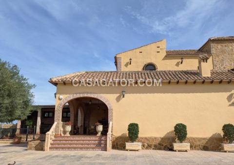 Villa with 4 bedrooms and 2 bathrooms in Bigastro, Alicante