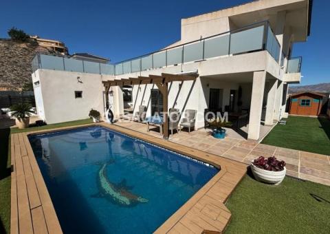 Villa with 3 bedrooms and 3 bathrooms in Cox, Alicante