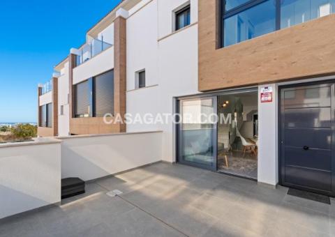 Townhouse with 4 bedrooms and 3 bathrooms in Guardamar del Segura, Alicante