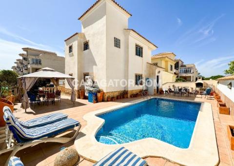 Villa with 4 bedrooms and 3 bathrooms in Orihuela Costa, Alicante