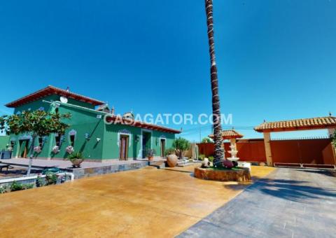 Villa with 4 bedrooms and 4 bathrooms in Almoradí, Alicante