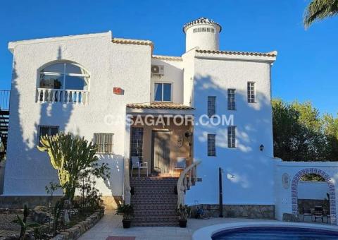 Villa with 4 bedrooms and 3 bathrooms in Pilar de la Horadada, Alicante