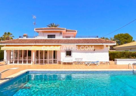 Villa with 4 bedrooms and 4 bathrooms in Orihuela Costa, Alicante