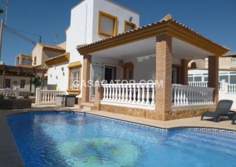 Villa with 4 bedrooms and 2 bathrooms in Pilar de la Horadada, Alicante