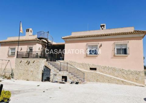 Finca with 4 bedrooms and 3 bathrooms in Elche, Alicante