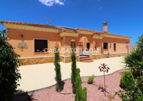 Villa with 3 bedrooms and 2 bathrooms in Formentera del Segura, Alicante