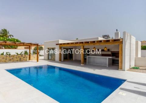 Villa with 4 bedrooms and 3 bathrooms in Torrevieja, Alicante