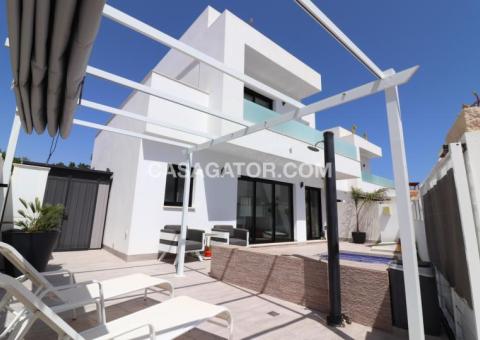 Villa with 3 bedrooms and 2 bathrooms in Los Montesinos, Alicante