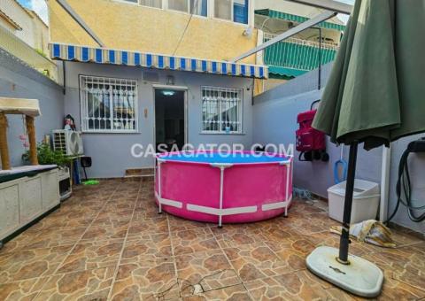 Bungalow with 2 bedrooms and 1 bathrooms in Torrevieja, Alicante