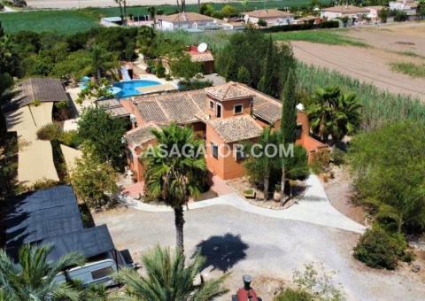 Finca with 7 bedrooms and 6 bathrooms in Catral, Alicante