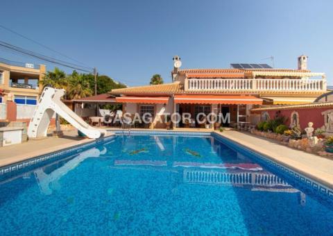 Villa with 5 bedrooms and 2 bathrooms in Orihuela Costa, Alicante