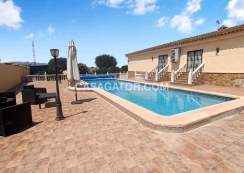 Finca with 4 bedrooms and 3 bathrooms in Catral, Alicante