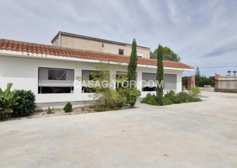 Finca with 4 bedrooms and 2 bathrooms in Elche, Alicante