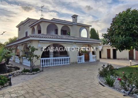 Finca with 6 bedrooms and 3 bathrooms in Elche, Alicante