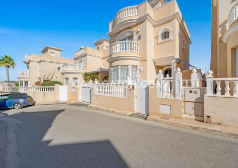 Villa with 3 bedrooms and 2 bathrooms in Orihuela Costa, Alicante