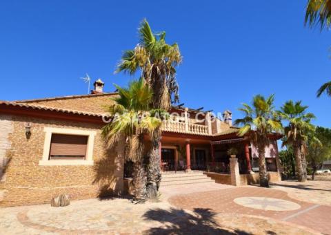 Finca with 4 bedrooms and 4 bathrooms in Rojales, Alicante