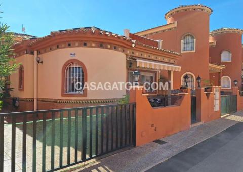 Villa with 2 bedrooms and 1 bathrooms in Orihuela Costa, Alicante