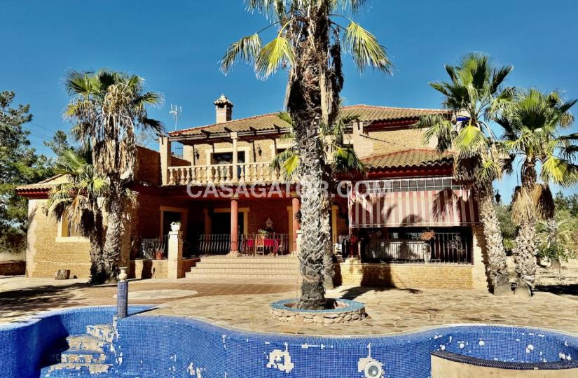 Finca with 4 bedrooms and 4 bathrooms in Los Montesinos, Alicante