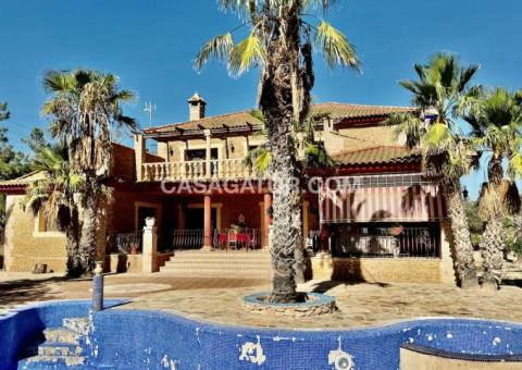 Finca with 4 bedrooms and 4 bathrooms in Los Montesinos, Alicante