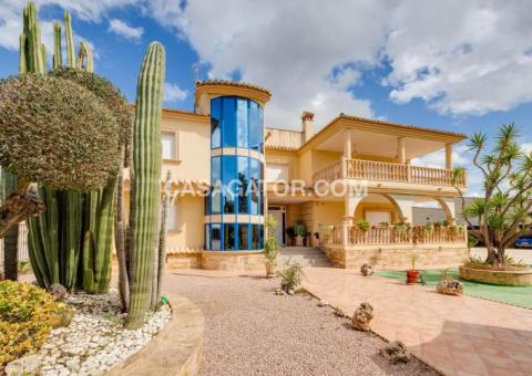 Villa with 7 bedrooms and 5 bathrooms in Orihuela, Alicante