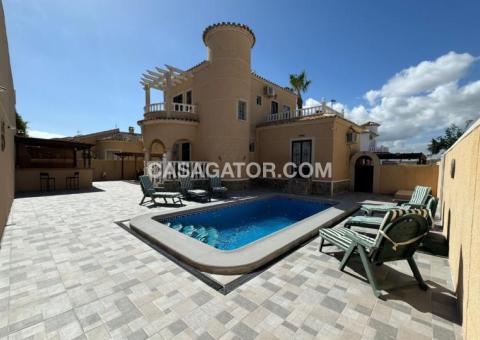 Villa with 4 bedrooms and 2 bathrooms in Benijófar, Alicante