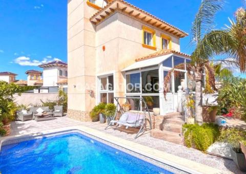 Villa with 4 bedrooms and 3 bathrooms in Orihuela Costa, Alicante