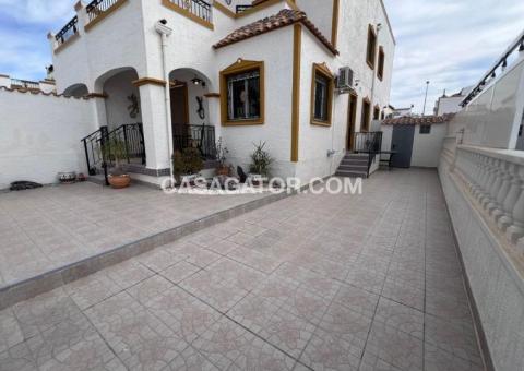 Townhouse with 3 bedrooms and 2 bathrooms in Vistabella, Alicante