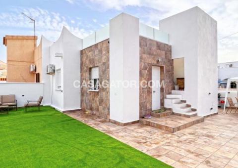 Villa with 2 bedrooms and 2 bathrooms in Orihuela Costa, Alicante