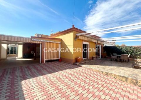 Villa with 3 bedrooms and 3 bathrooms in Torrevieja, Alicante