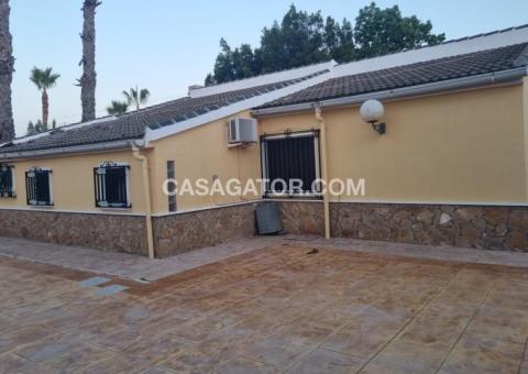 Finca with 4 bedrooms and 3 bathrooms in Elche, Alicante