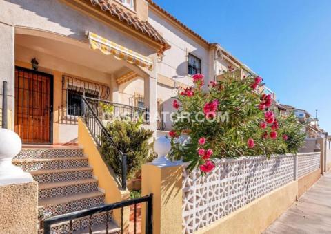 Bungalow with 2 bedrooms and 1 bathrooms in Torrevieja, Alicante