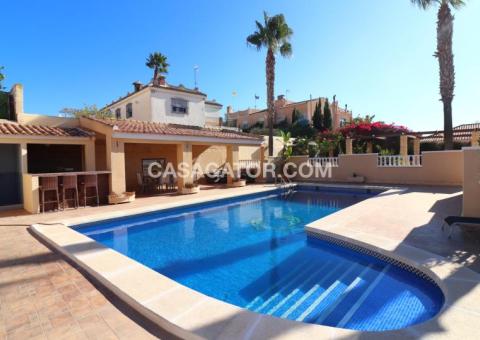 Villa with 6 bedrooms and 6 bathrooms in La Marina, Alicante