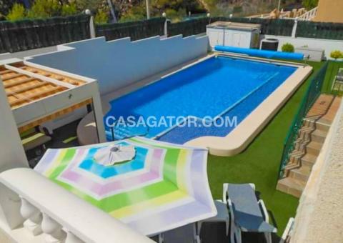 Semi detached with 5 bedrooms and 3 bathrooms in Orihuela Costa, Alicante