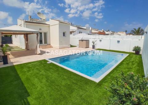 Villa with 3 bedrooms and 2 bathrooms in Torrevieja, Alicante