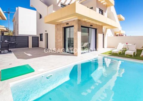 Villa with 3 bedrooms and 2 bathrooms in Los Montesinos, Alicante