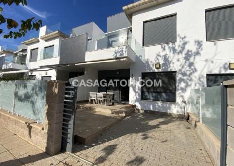 Bungalow with 2 bedrooms and 2 bathrooms in Pilar de la Horadada, Alicante