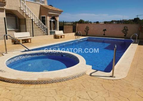 Villa with 2 bedrooms and 2 bathrooms in Algorfa, Alicante